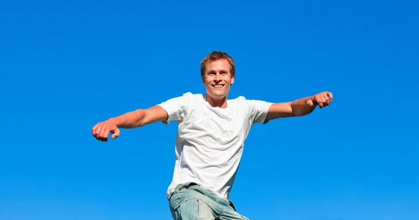 Porträt eines kaukasischen Mannes, der im Freien in die Luft springt — Stockfoto