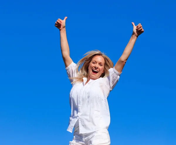 Porträtt av en glad kvinna hoppar i luften utomhus — Stockfoto