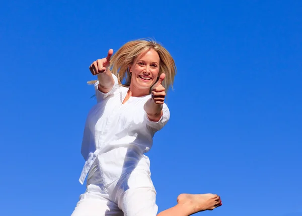 Retrato de una mujer encantadora saltando al aire libre — Foto de Stock