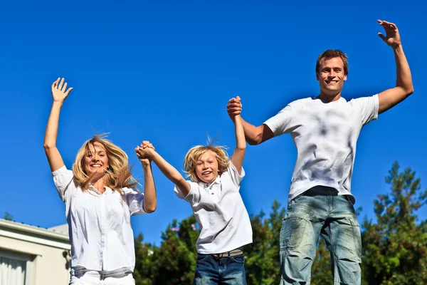 Smiling caucasian Family Playing in the garden — Stock Photo, Image