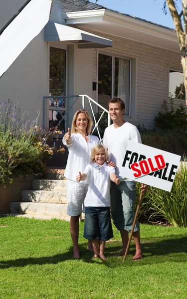Positiv familj håller ett plakat — Stockfoto