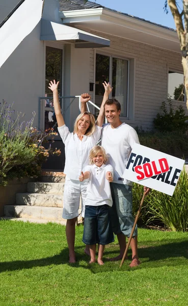 Família brilhante depois de comprar uma nova casa — Fotografia de Stock