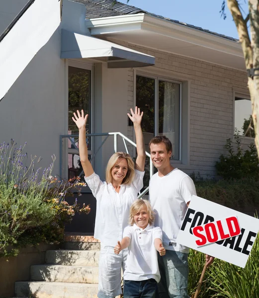 Father, mother and son in front of their new house — Stock Photo, Image