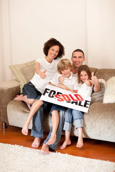 Lycklig familj sitter i soffan — Stockfoto