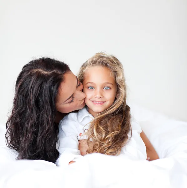 Tillgiven mamma kysser hennes dotter — Stockfoto