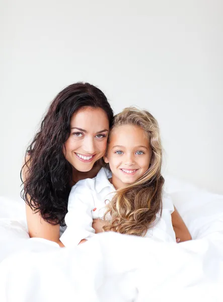 그녀의 미소 어머니와 함께 아름 다운 소녀 — 스톡 사진
