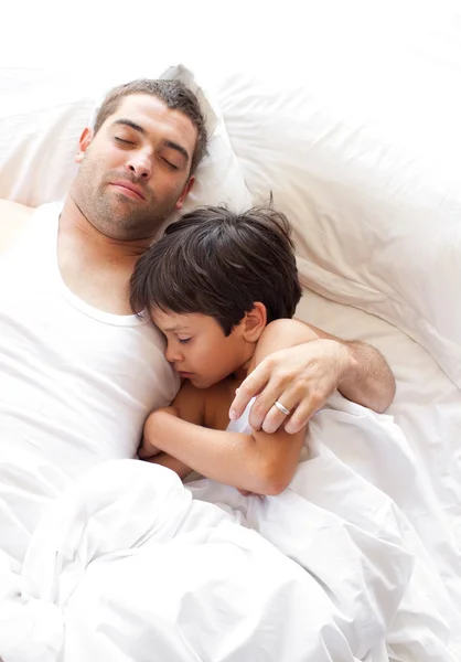 Jonge familie slapen — Stockfoto