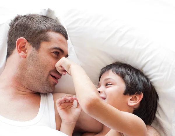 Primer plano de padre e hijo divirtiéndose juntos —  Fotos de Stock