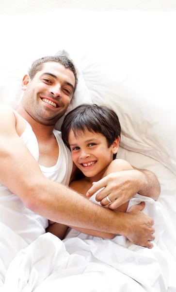 Vater und Sohn lächeln begeistert in die Kamera — Stockfoto