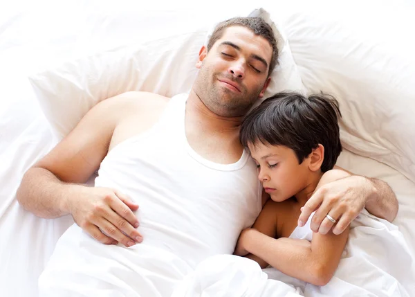 Турботливий батько зі своїм сином спить — стокове фото