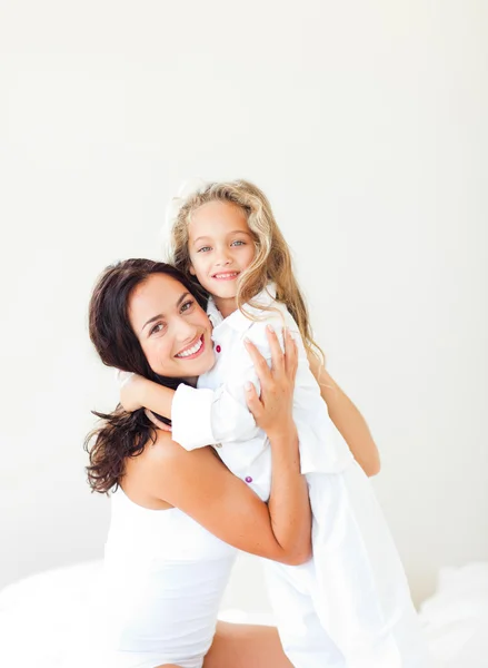 Milující matka se baví s dcerou rozkošný — Stock fotografie
