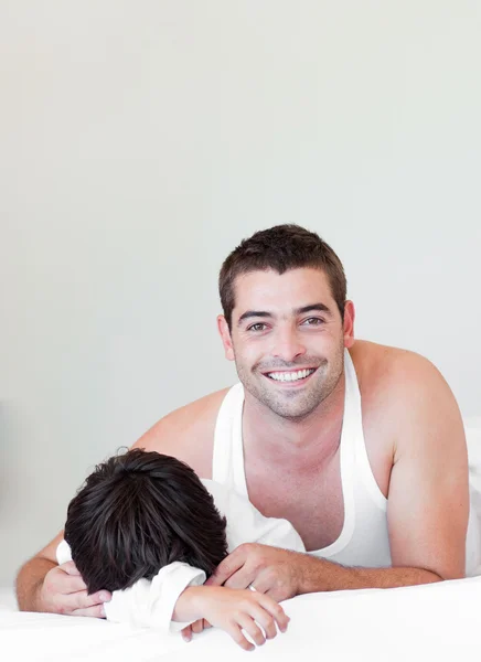 Красивый мужчина веселится со своим сыном — стоковое фото