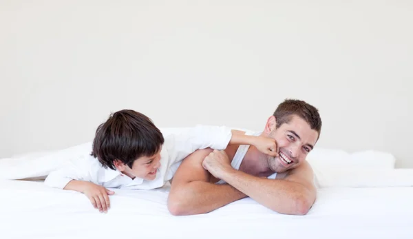 Śmiejąc się ojciec i syn, zabawy — Zdjęcie stockowe