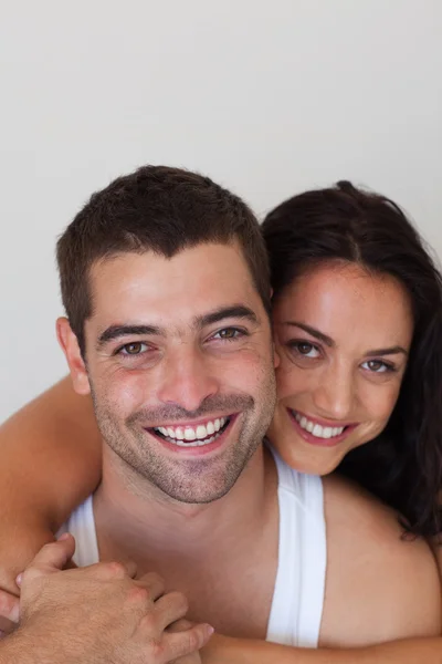 Esmerada pareja sonriendo a la cámara — Foto de Stock