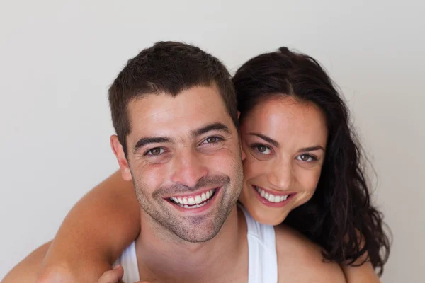 Glad kvinna kramar hennes pojkvän — Stockfoto