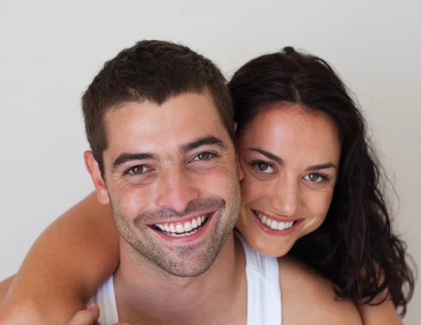 Retrato de um casal feliz contra fundo branco — Fotografia de Stock