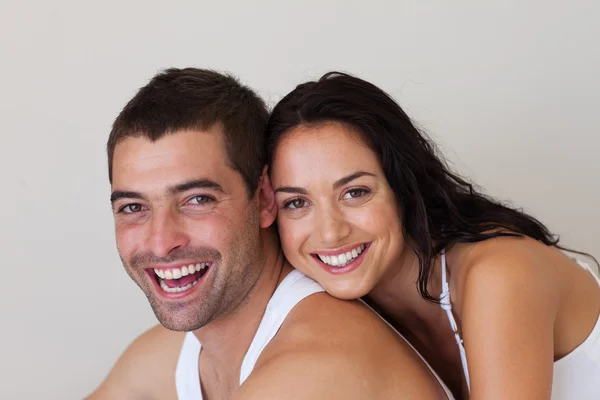 Молода пара посміхається на камеру — стокове фото