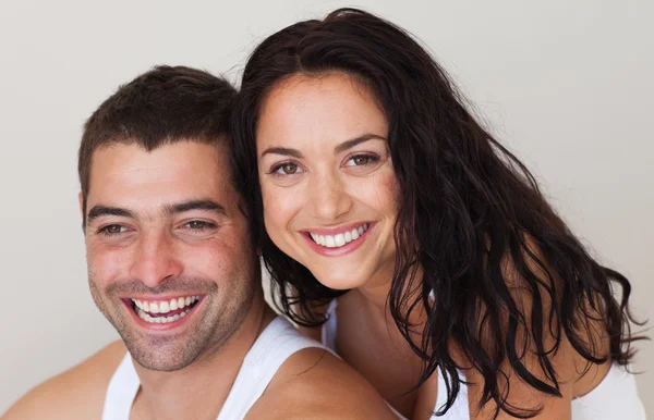 Jovem casal romântico sorridente relaxante — Fotografia de Stock
