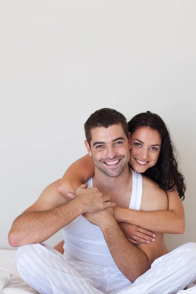Knappe vrouw haar aantrekkelijke vriendje knuffelen — Stockfoto