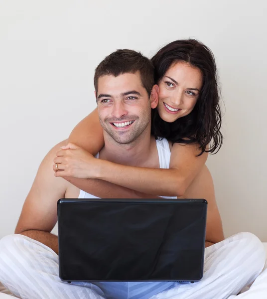 Esposo y esposa usando un portátil — Foto de Stock