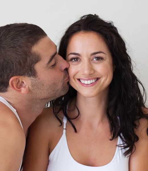 Bir adam güzel bir kadın öpüşme Close-Up — Stok fotoğraf