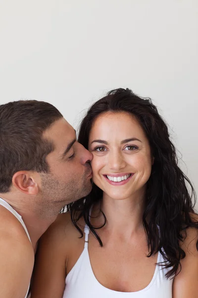 Мужчина целует свою прекрасную девушку — стоковое фото