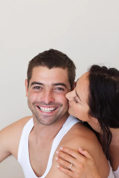 Женщина целует своего красивого парня — стоковое фото