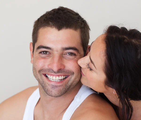 女友和她的男友接吻的特写 — 图库照片