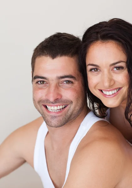 Bonito casal sorrindo para a câmera — Fotografia de Stock