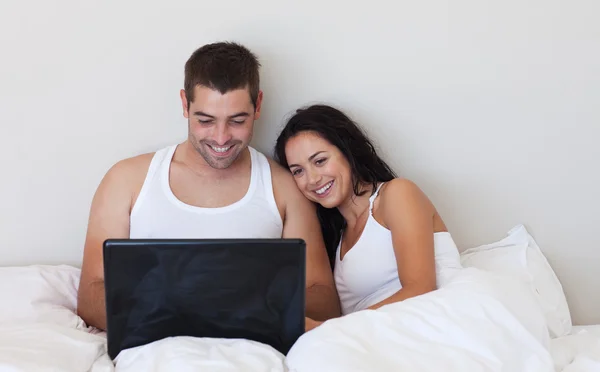 Муж и жена с помощью ноутбука — стоковое фото