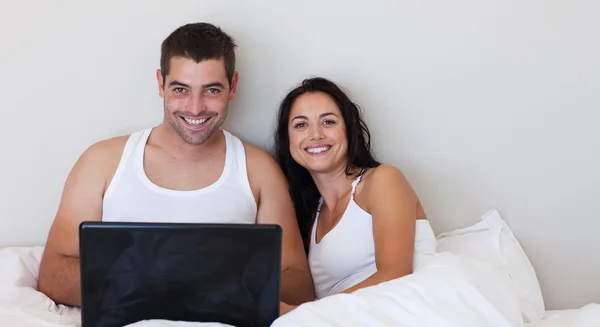 Šťastný pár v lásce se usmívá na kameru — Stock fotografie