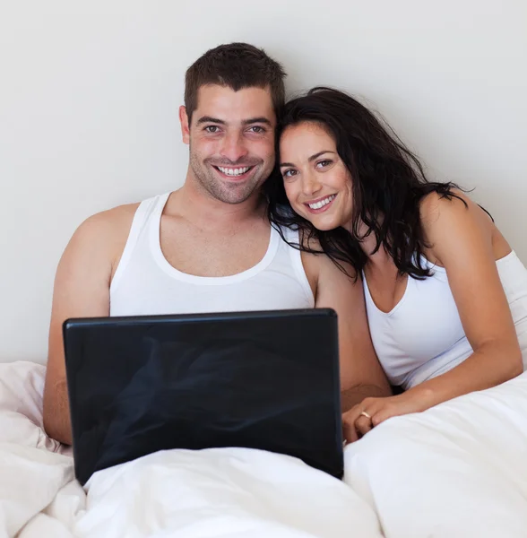 Αγαπητική ζευγάρι χρησιμοποιώντας φορητό υπολογιστή — Φωτογραφία Αρχείου