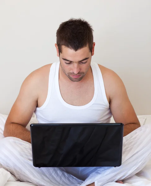 Homem concentrado usando laptop — Fotografia de Stock