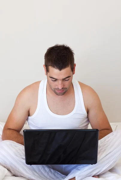 Człowiek pracuje na laptopie patrząc w dół — Zdjęcie stockowe