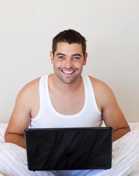 Hombre sonriente usando portátil —  Fotos de Stock