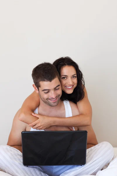 Αγαπητική ζευγάρι με laptop — Φωτογραφία Αρχείου