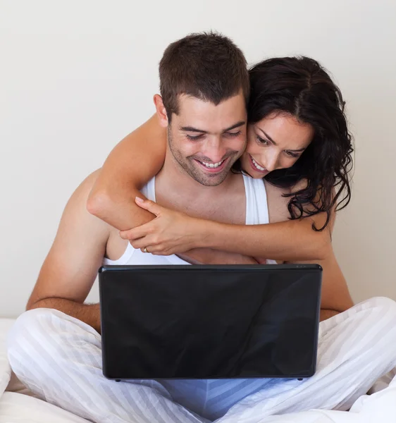 Mann und Frau surfen im Internet — Stockfoto