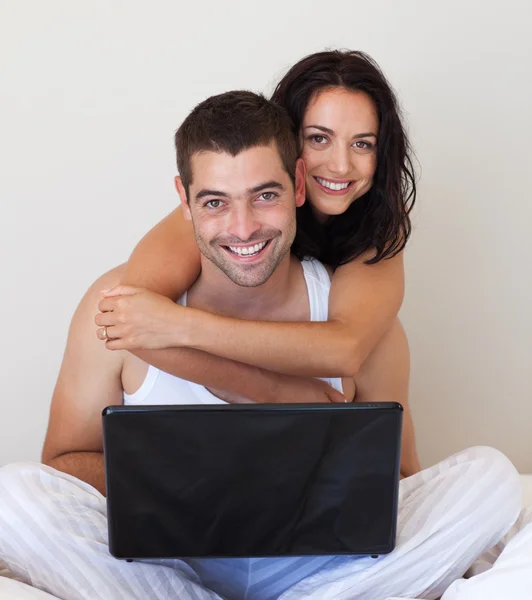 Casal romântico usando laptop — Fotografia de Stock