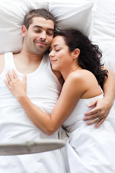 Junge Frau liegt mit einem Jungen im Bett — Stockfoto
