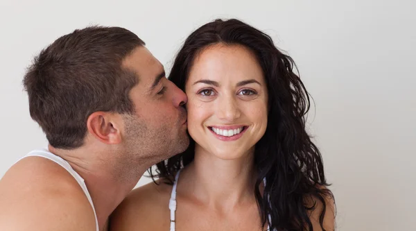 Giovane uomo baciare la sua ragazza — Foto Stock