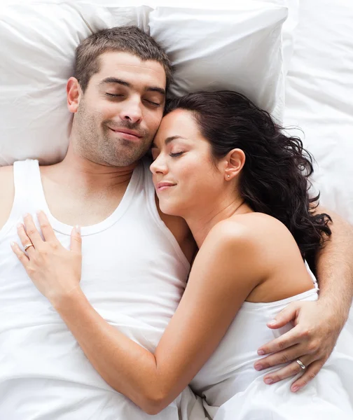 Парень и девушка вместе в постели — стоковое фото