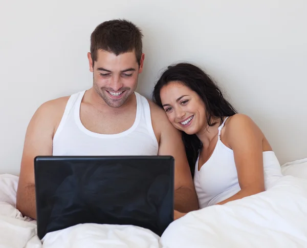 Mann und Frau liegen im Bett — Stockfoto