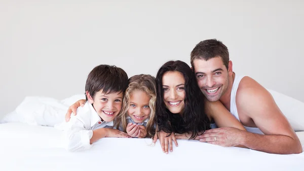 Glückliche Familie hat Spaß im Bett — Stockfoto