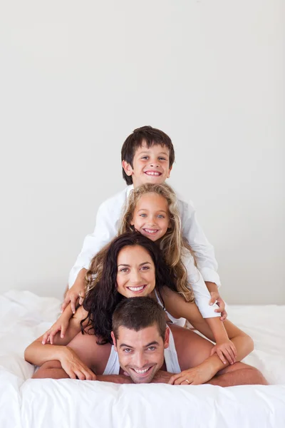 Família brilhante se divertindo no quarto — Fotografia de Stock