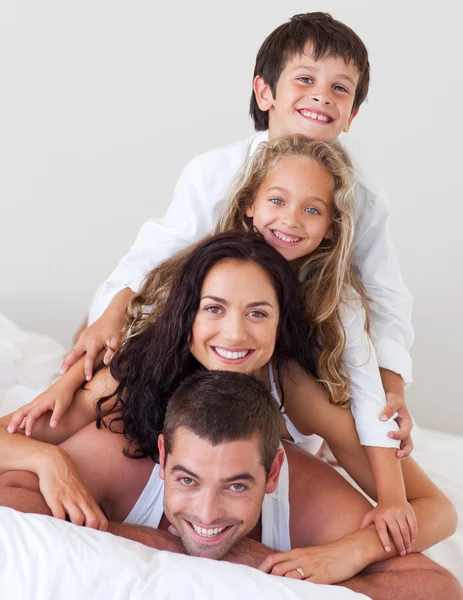 Retrato de uma família com duas crianças — Fotografia de Stock