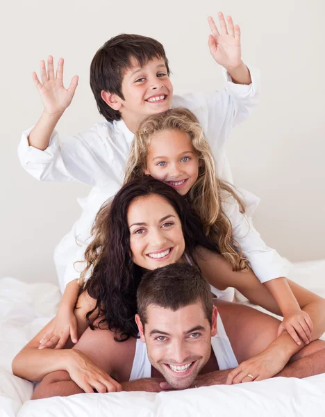 Sonriente familia escalando uno encima del otro — Foto de Stock