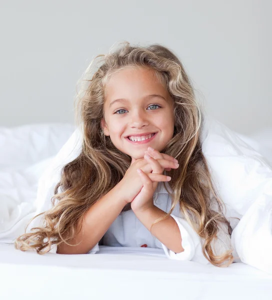 Portrét šťastná holčička s blond vlasy — Stock fotografie