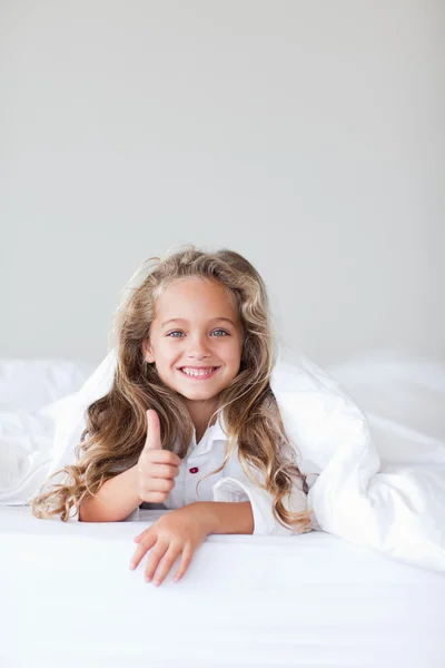 Entzücktes kleines Mädchen vor weißem Hintergrund — Stockfoto