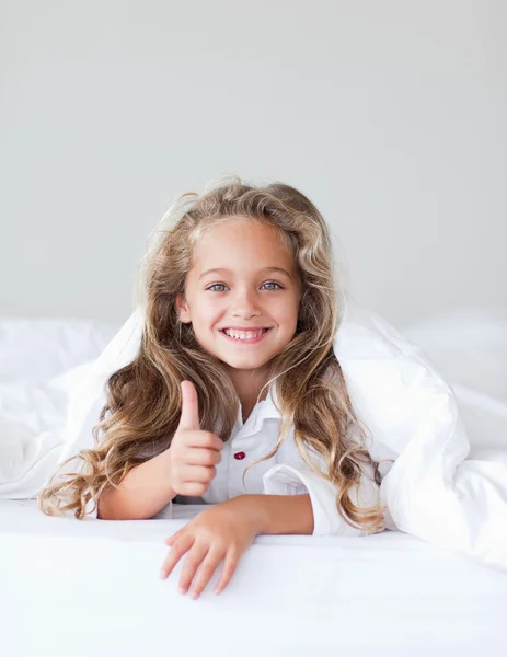 Usměvavá dívka s palec nahoru — Stock fotografie