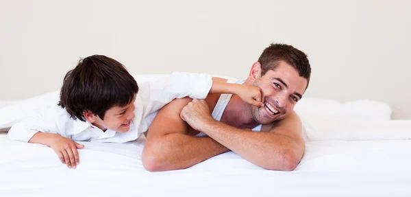 Rindo pai e menino entusiasmado se divertindo — Fotografia de Stock